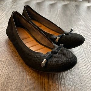kelly & katie flats, women’s size 7.5 !!